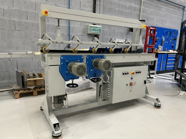 Machine de brossage et d'égrenage pour le bois